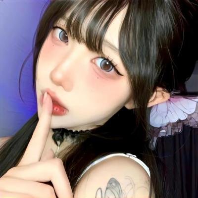与一位女士合影
